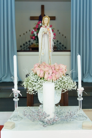 El altar decorado con la Virgen , flores y lo necesario para el ritual de las velas